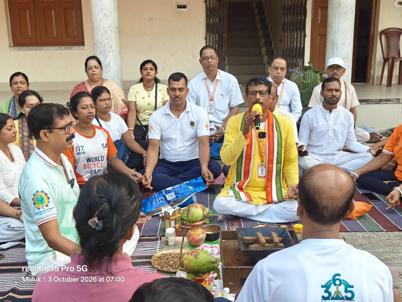 Shyamal Ta, State President of the All Bengal Yogasana Sports Association, addresses the courtyard gathering at Bharat Sevashram Sangha, Muluk.